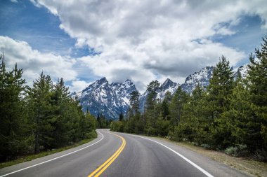Grand Tetons NP, Wyoming 'e giden uzun bir yol.