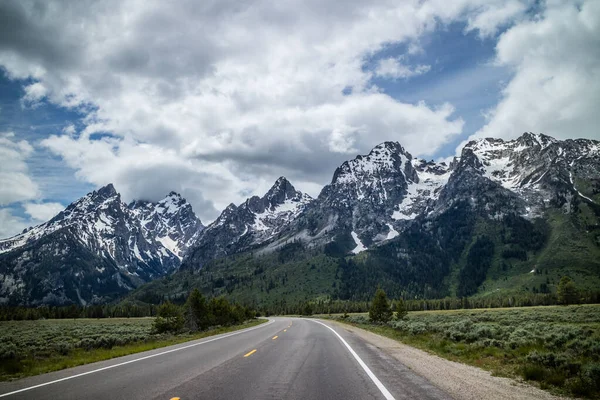 Long Way Road Going Grand Tetons Wyoming — Fotografia de Stock