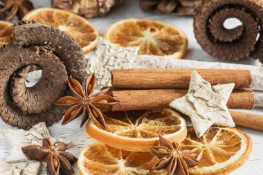 Yıldız anason ve rustik zemin üzerine tarçın.