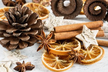 Yıldız anason ve rustik zemin üzerine tarçın.