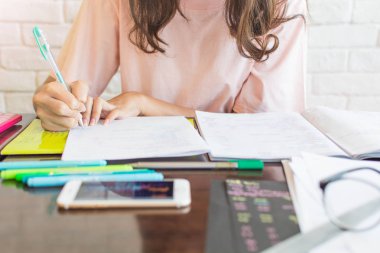 Asyalı kadın vardır ciddi, seçici odak el, Aile ve mali gelecekte geçirmek bir plan için kayıt aile harcamaları.