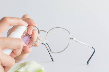 Beyaz arka planlı el temizleme gözlüğü, temizlik gözlüğü konsepti.