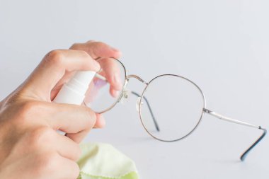 Beyaz arka planlı el temizleme gözlüğü, temizlik gözlüğü konsepti.