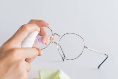 Beyaz arka planlı el temizleme gözlüğü, temizlik gözlüğü konsepti.