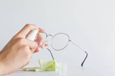 Beyaz arka planlı el temizleme gözlüğü, temizlik gözlüğü konsepti.