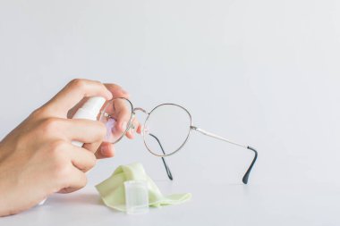 Beyaz arka planlı el temizleme gözlüğü, temizlik gözlüğü konsepti.