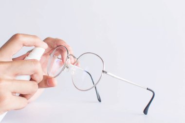 Beyaz arka planlı el temizleme gözlüğü, temizlik gözlüğü konsepti.