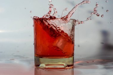 Bir bardak içki ve buz. Düşen buz