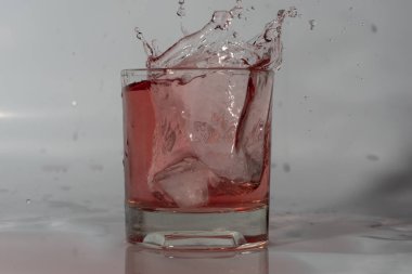 Bir bardak içki ve buz. Düşen buz