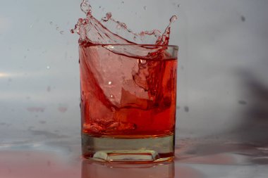 Bir bardak içki ve buz. Düşen buz