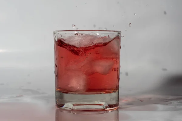 Ett Glas Med Dryck Och Som Faller — Stockfoto