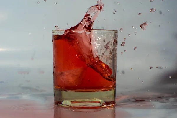 Ett Glas Med Dryck Och Som Faller — Stockfoto