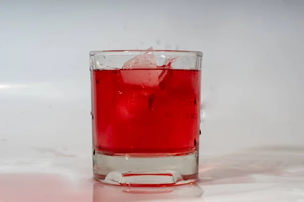 Vaso Con Una Bebida Hielo Hielo Cayendo — Foto de Stock