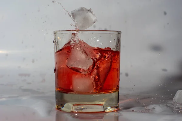 Ein Glas Mit Einem Getränk Und Eis Eis Fällt — Stockfoto