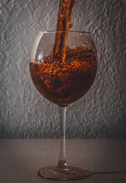 Um copo de vinho tinto — Fotografia de Stock