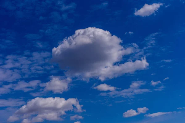 Blauer Himmel Hintergrund mit winzigen Wolken. panorama — Stockfoto