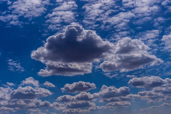 Blauer Himmel Hintergrund mit winzigen Wolken. panorama — Stockfoto