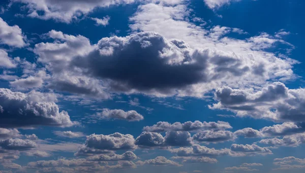 Blauer Himmel Hintergrund mit winzigen Wolken. panorama — Stockfoto