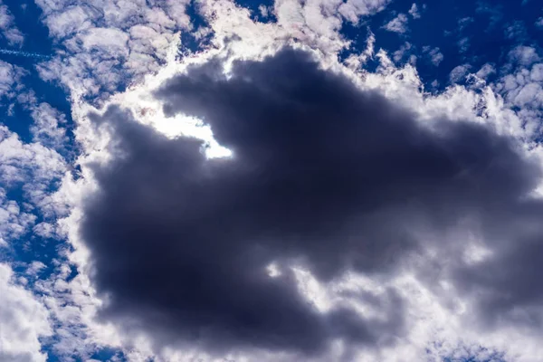 Blauer Himmel Hintergrund mit winzigen Wolken. panorama — Stockfoto