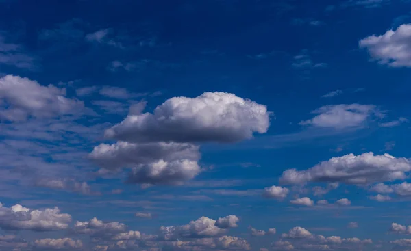 Blauer Himmel Hintergrund mit winzigen Wolken. panorama — Stockfoto