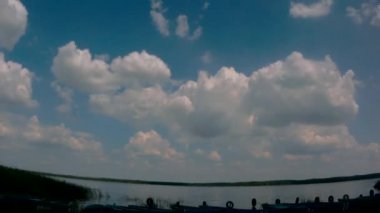 göl tarafından gökyüzü zaman atlamalı