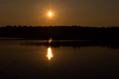 Gölde günbatımı. Akşam