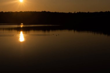 Gölde günbatımı. Akşam