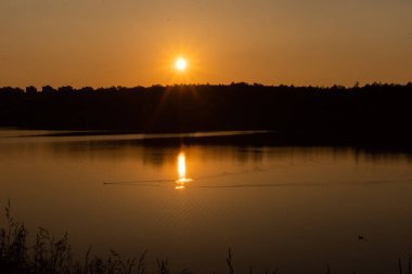 Gölde günbatımı. Akşam