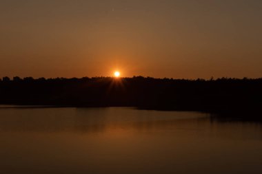 Gölde günbatımı. Akşam