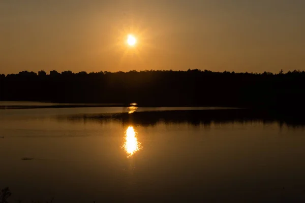 Solnedgång på sjön. Kväll — Stockfoto