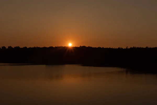 Puesta de sol en el lago. Buenas noches. — Foto de Stock