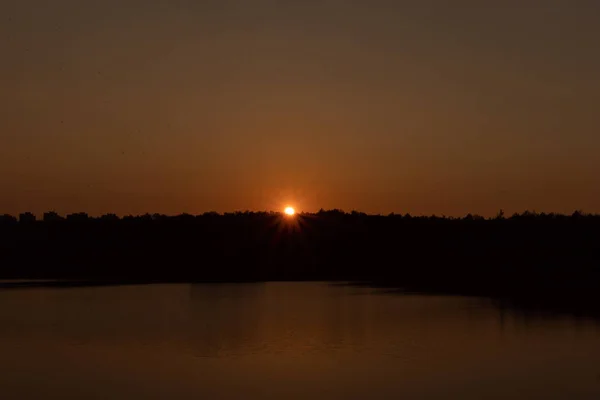 Sonnenuntergang am See. Abend — Stockfoto