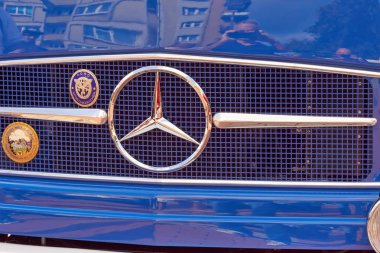 Eski arabanın kafa lambaları. Oldtimer               