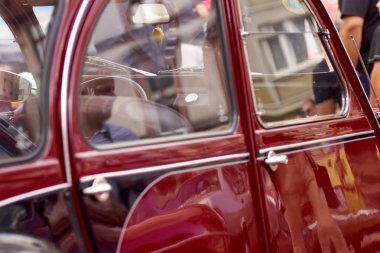 Eski arabanın kafa lambaları. Oldtimer               