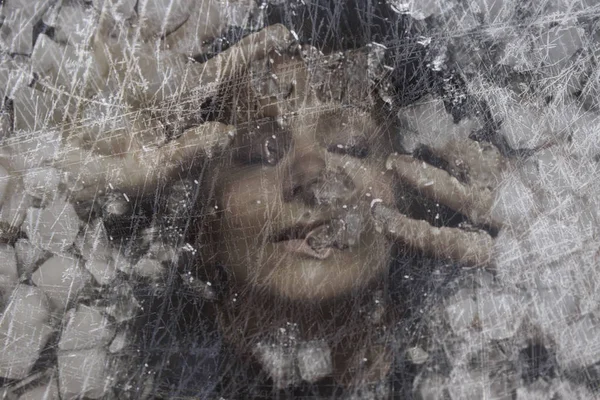  Buzun altında bir kadın. Kadın portresi.    