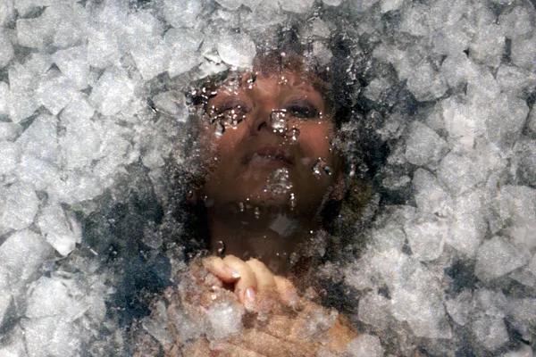  Buzun altında bir kadın. Kadın portresi.    