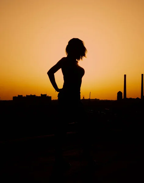  Gün batımındaki kadın. Bir kadının resimleri.                 