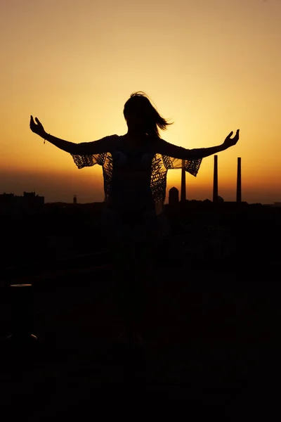  Gün batımındaki kadın. Bir kadının resimleri.                 