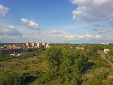 Bytom şehrinin havadan görünüşü. Dron.