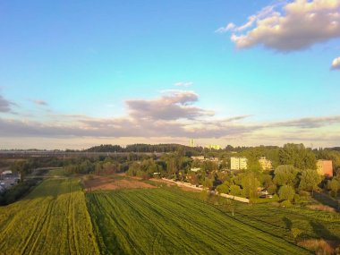 Bytom şehrinin havadan görünüşü. Dron.