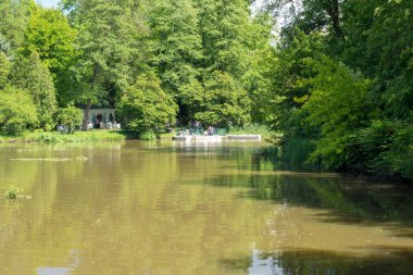 Pszczyna 'daki saray parkı. Harika aile yürüyüşleri için güzel bir ortam.