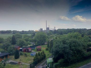 Üst manzara, insansız hava aracı ya da hava aracından kırsal bölgelere evler, yollar, çayırlar ve yeşil alanlar..