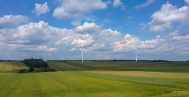 Kırsal alanda Rüzgar Türbinleri.