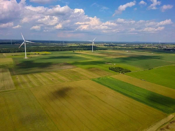 Kırsal alanda Rüzgar Türbinleri.