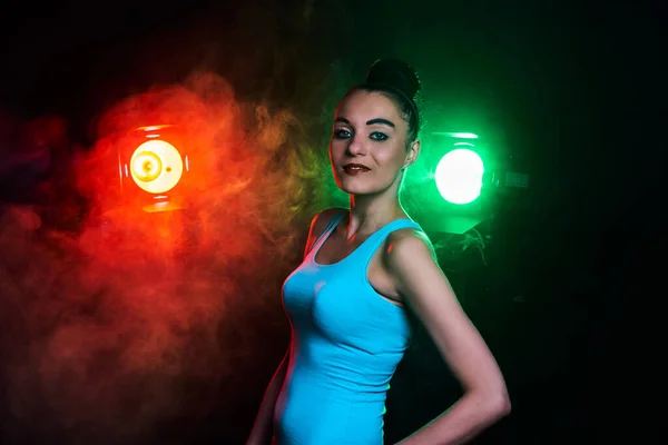 Mujer Con Maquillaje Moda Luces Brillantes Colores Con Humo Imagen —  Fotos de Stock