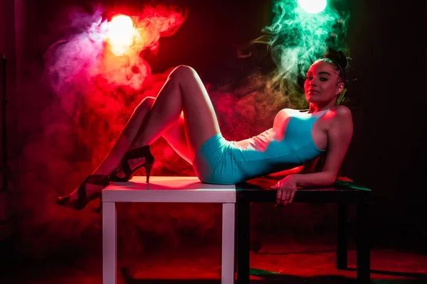 煙とカラフルな明るい光の中で流行の化粧を持つ女性 株式イメージ — ストック写真