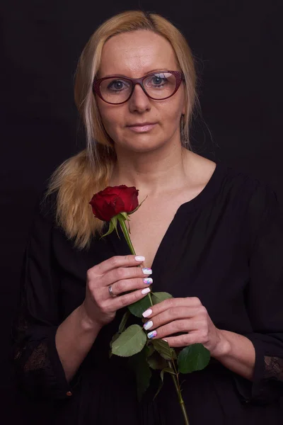 Sesión Fotos Estudio Mujer Blanca Con Libro Una Rosa Genial — Foto de Stock
