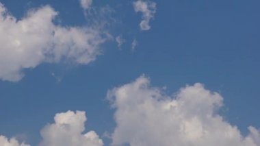 Dağın tepesinde büyük bir baykuş var. Polonya, Aşağı Silezya Voyvoda. Zaman Uygulaması