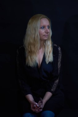 Stüdyoda fotoğraf çekimi. Kitabı ve gülü olan beyaz bir kadın. Harika.