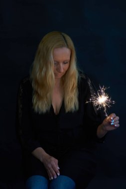 Stüdyoda fotoğraf çekimi. Kitabı ve gülü olan beyaz bir kadın. Harika.